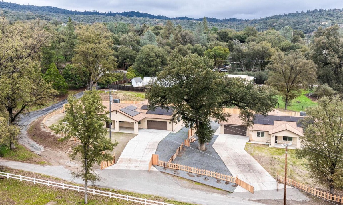 Yosemite Forks House | Oakhurst Oasis – Modern Furnishings, Hot Tub, Game Room, EV Plug, BBQ & Fire Pit, Pet‑Friendly | Sleeps 19+ | 5 Mins to Downtown