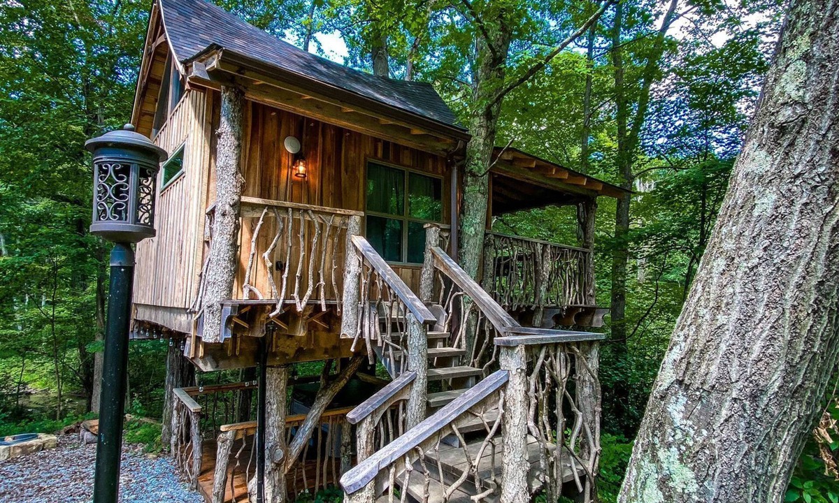 Farmington Cabin | Oakleaf Treehouse - Secluded Romantic Loft with Hot Tub & Creek