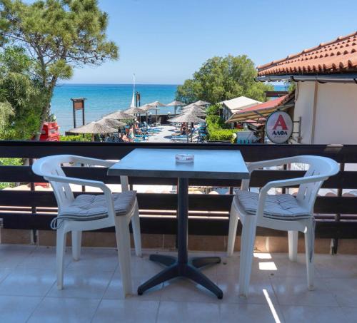 Alikanas Apartment | Oasis Beachfront Studios & Apartments, by ZanteWize