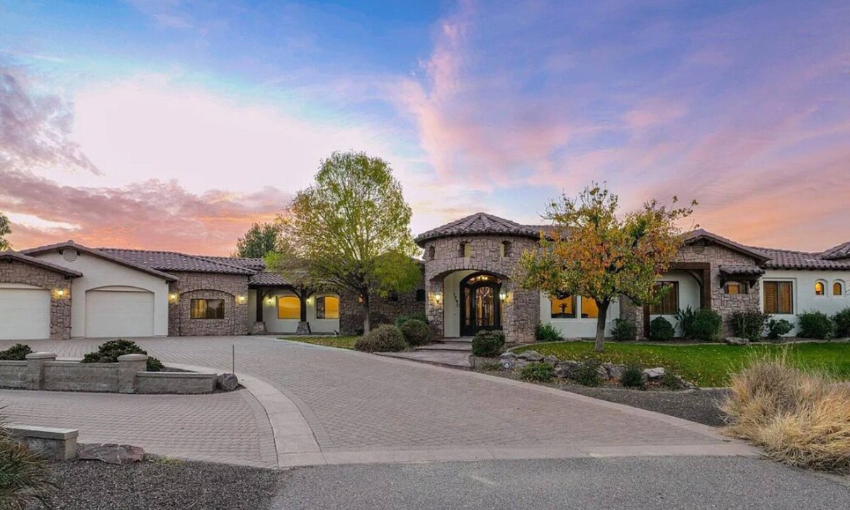 Gilbert House | Oasis Estate with Pool, Hot Tub, 3 Pickleball Courts, Putting Green, 13’ Theatre