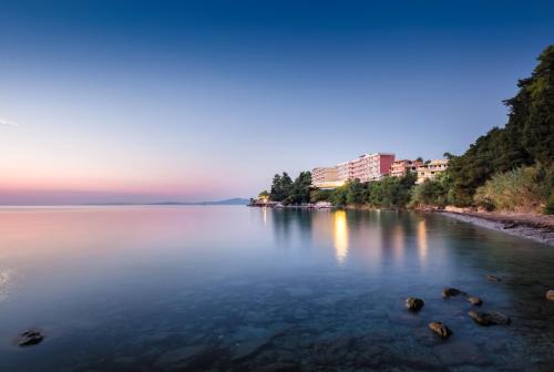 Perama Hotel | Oasis Hotel