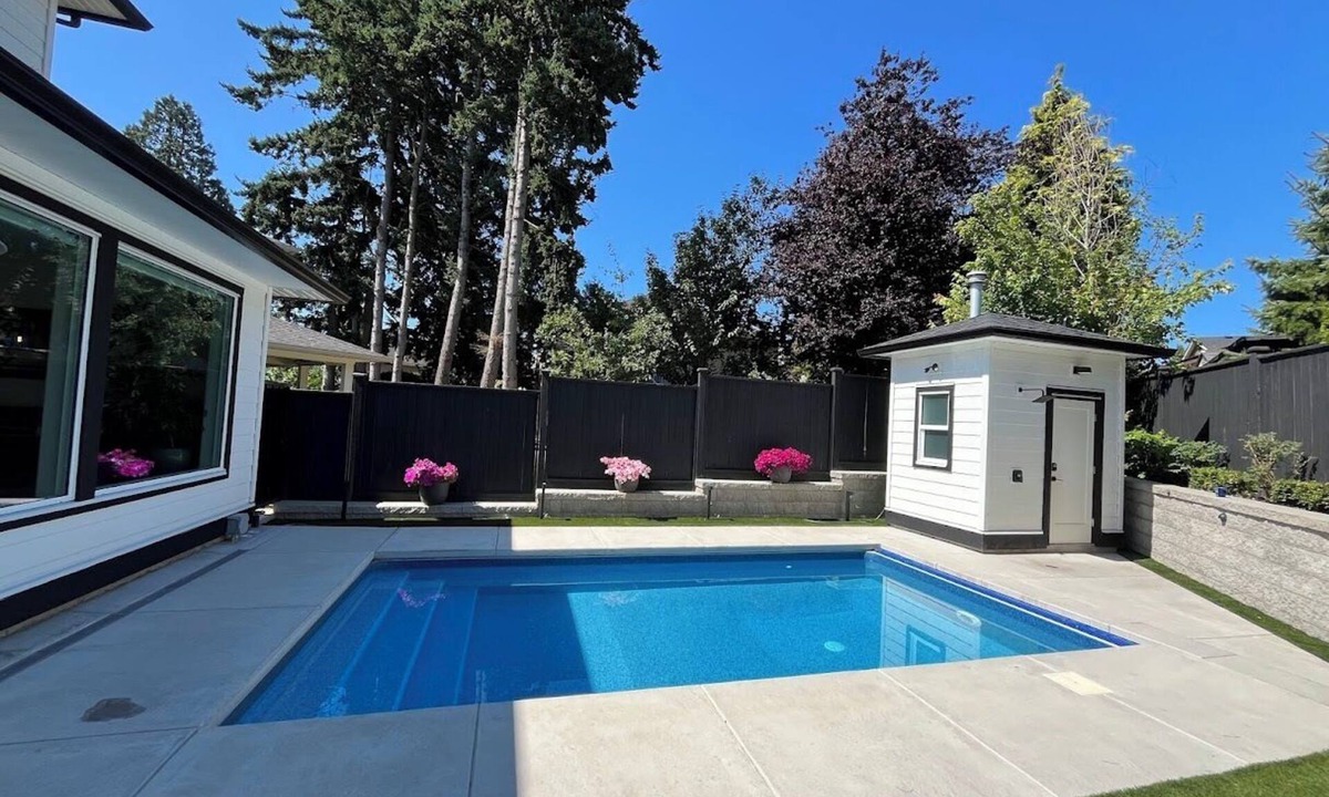 White Rock House | Oasis retreat with Pool and Hot Tub. Near White Rock Beach!