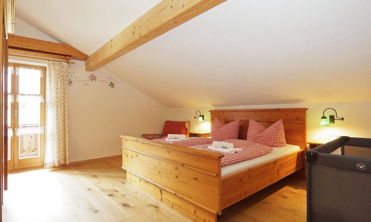 Eppenschlag Apartment | "Obere Stube" vacation apartment with balcony and view over the beautiful low mountain range