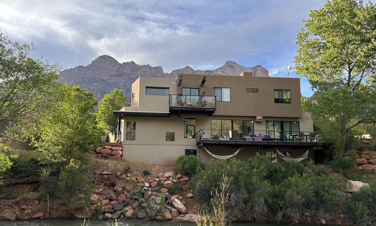 Zion National Park South Entrance House | OBSERVATION POINT- 2 Miles from main entrance to ZNP New Barrel Sauna by river