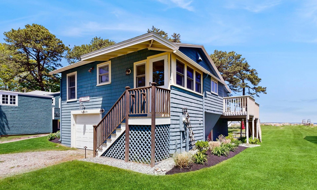 Biddeford Pool Cottage | Ocean and Sunset Views: semi private sandy beach, close to dining & Route 1
