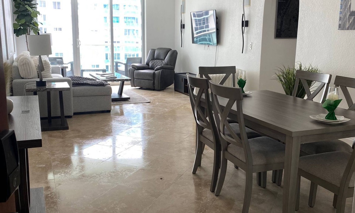 Hollywood South Central Beach Condo | Ocean Beach Front Condo Hollywood with WiFi, Gym, Heated Pool 24 hour concierge