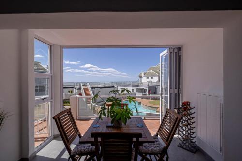 Pollok Beach Apartment | Ocean Breeze