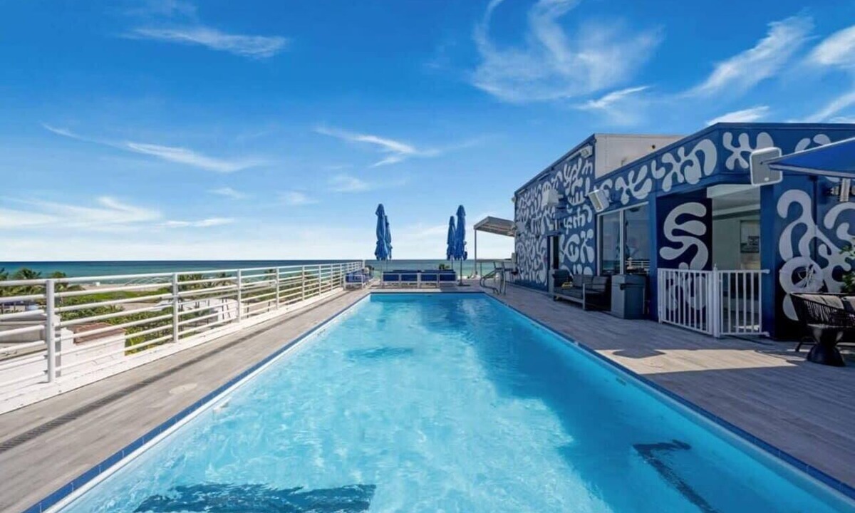 South Beach Condo | Ocean Drive Studio, Roof top Pool and Bar
