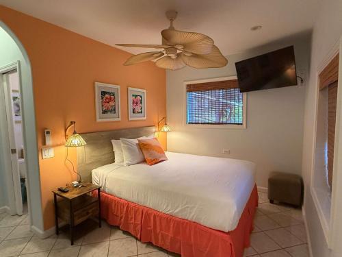 Kahana Hotel | Ocean-Facing Maui B&B Room - Breakfast, BBQ & AC