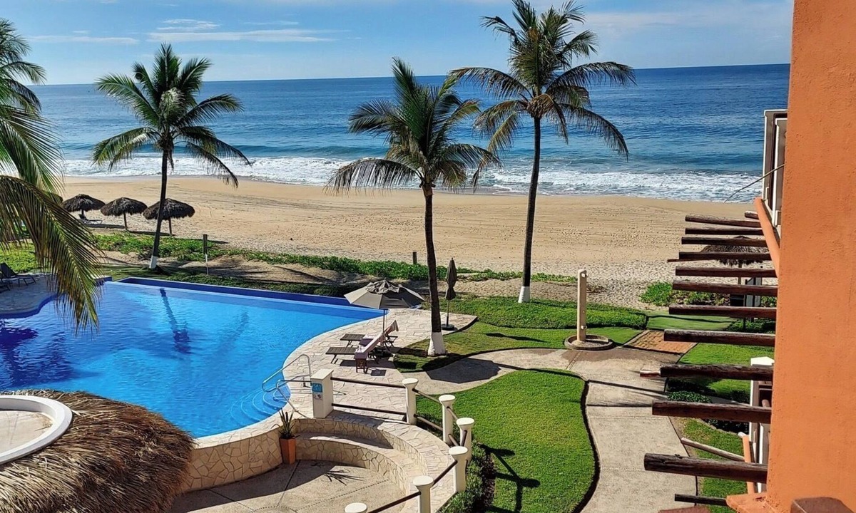 San Pedro Mixtepec Resort | Ocean front 3-b/r condo in Vivo Resorts Puerto Escondido with AC, WiFi,