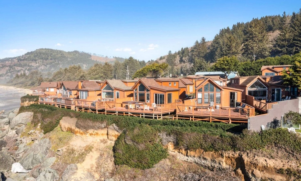 Smith River Apartment | Ocean Front Cabin 16 Jacuzzi Incredible Views