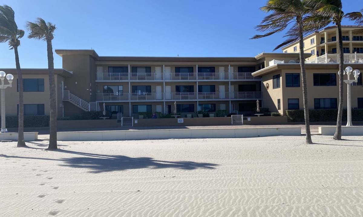 Hollywood Condo | Ocean Front Condo Directly on the Beach & Boardwalk