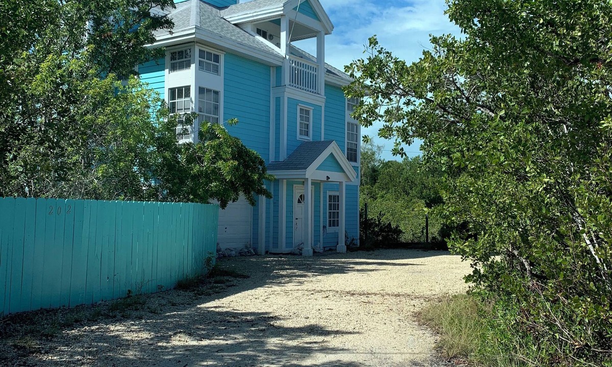 Rock Harbor House | Ocean front home with a private dock in the Keys.