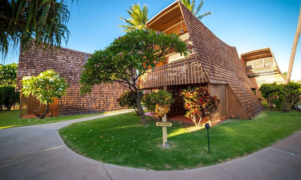 Kaunakakai House | Ocean Front King: Panoramic Sea Views Meet Polynesian Elegance in Molokai