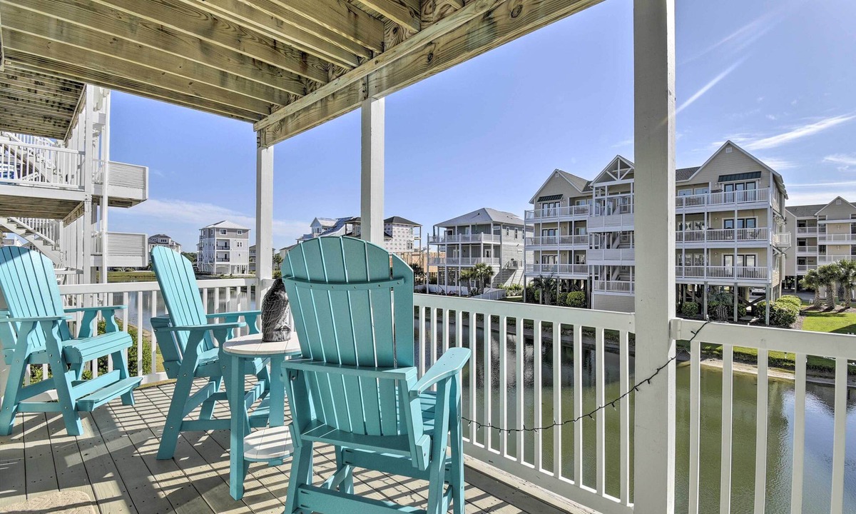 Ocean Isle Beach Apartment | Ocean Isle Condo With Community Pool & Hot Tub!