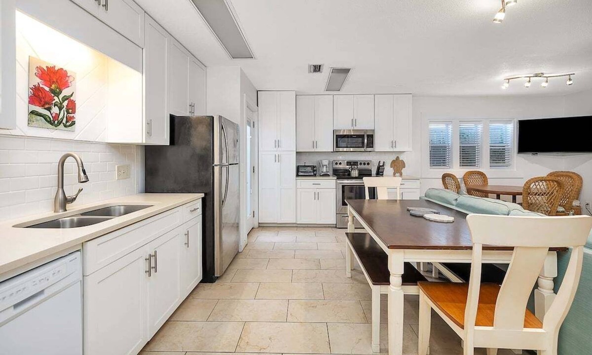 Saint Simons Island Apartment | Ocean Tabby | St. Simons Island Village Condo Near Pier & Beach