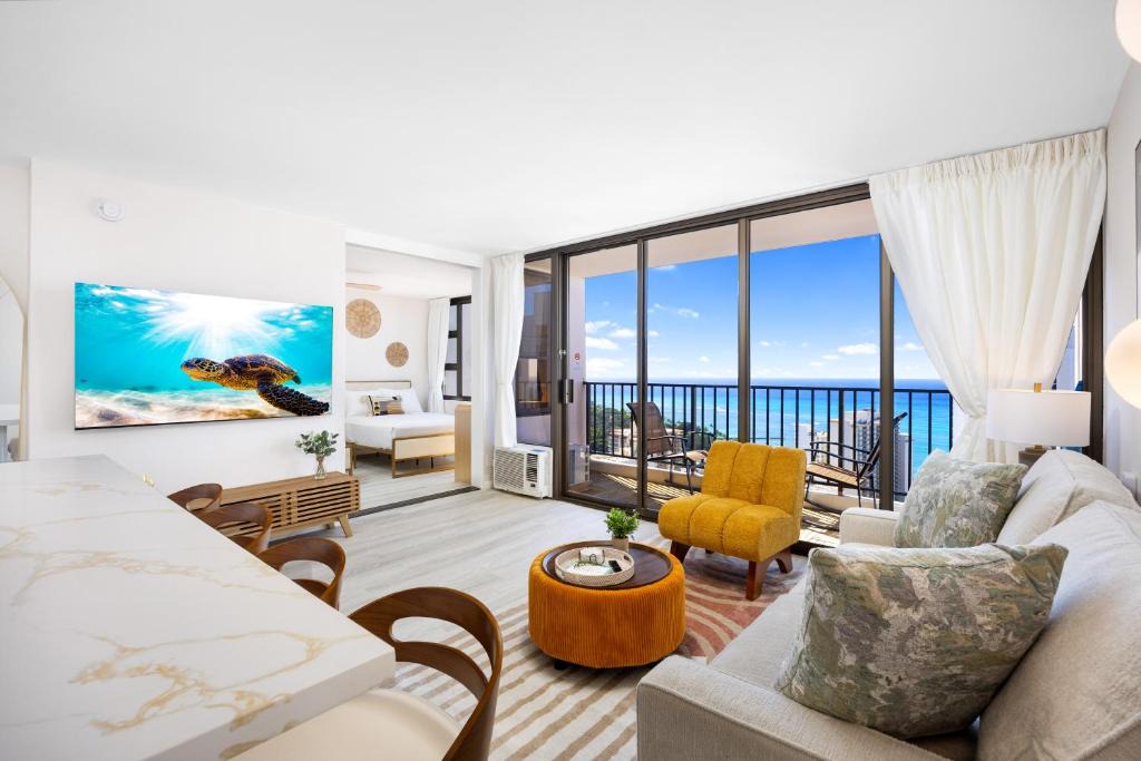Waikiki Apartment | Ocean-view 36th floor lanai with pool & parking