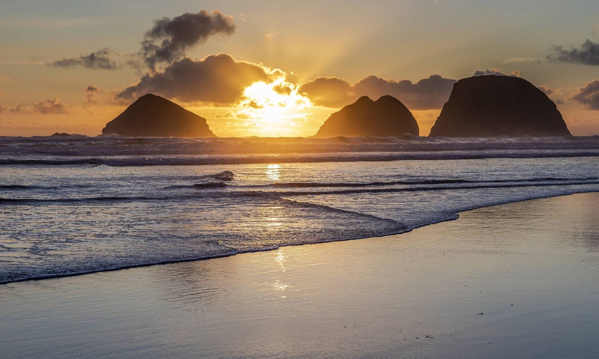 Oceanside House | Ocean view and less than a 5 minute drive to the beach!