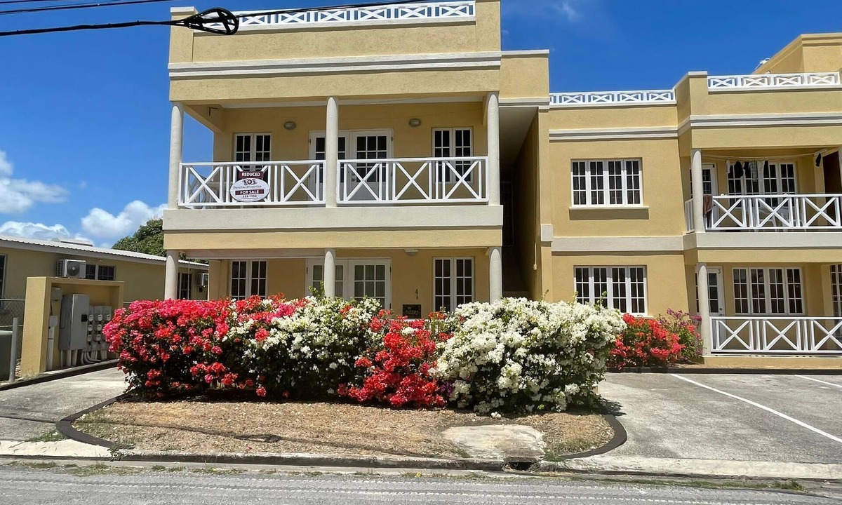 Green Garden Apartment | Ocean view apartment with plunge pools on roof terrace, 3mins drive to the beach