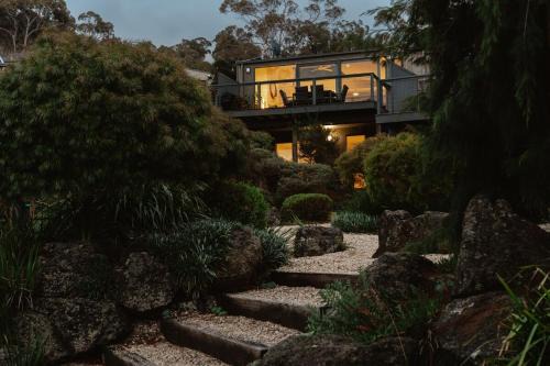 Lorne House | OCEAN VIEW Coastal 3 BEDROOM Retreat in Lorne - Balcony, Fireplace, Free WiFi Warm Coastal Charm