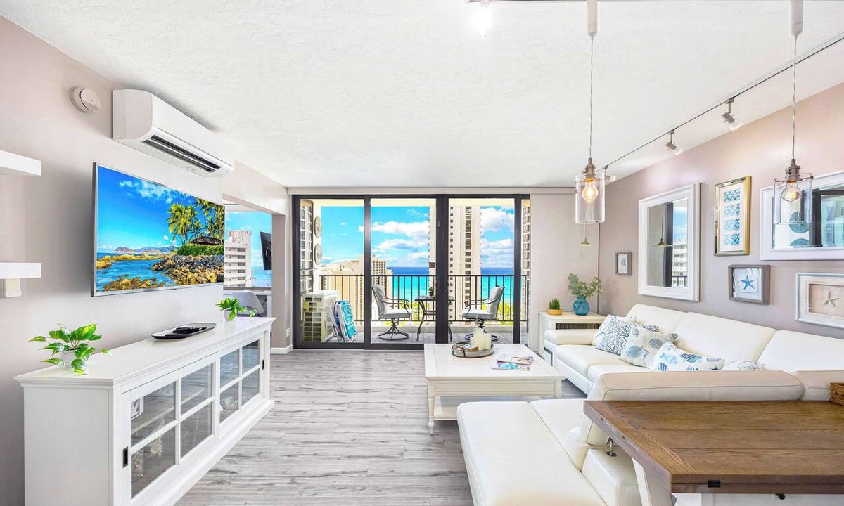 Waikiki Condo | Ocean-view corner suite w/pool & parking