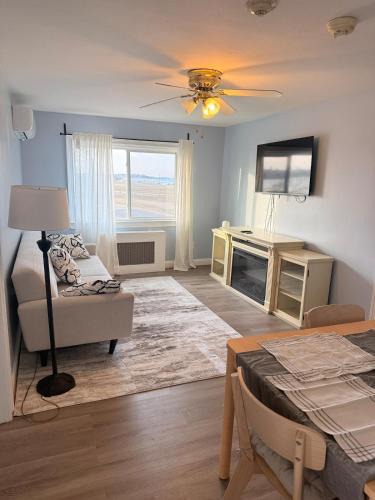 Hull Apartment | Ocean View Cozy Stay 4