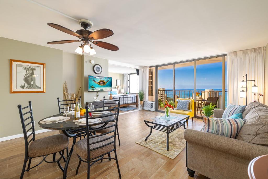 Waikiki Apartment | Ocean view high-floor condo with lanai & beach access