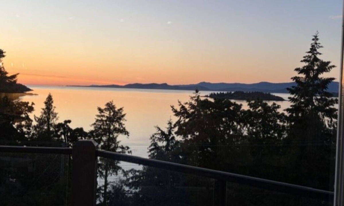 Regional District of Nanaimo House | Ocean View Home, centeraly located to beaches, marina and golf.