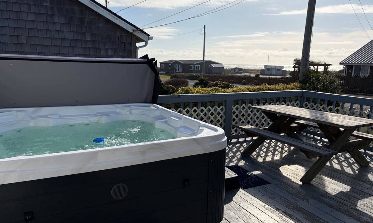 Pacific Beach Cottage | Ocean View Retreat with Hot Tub