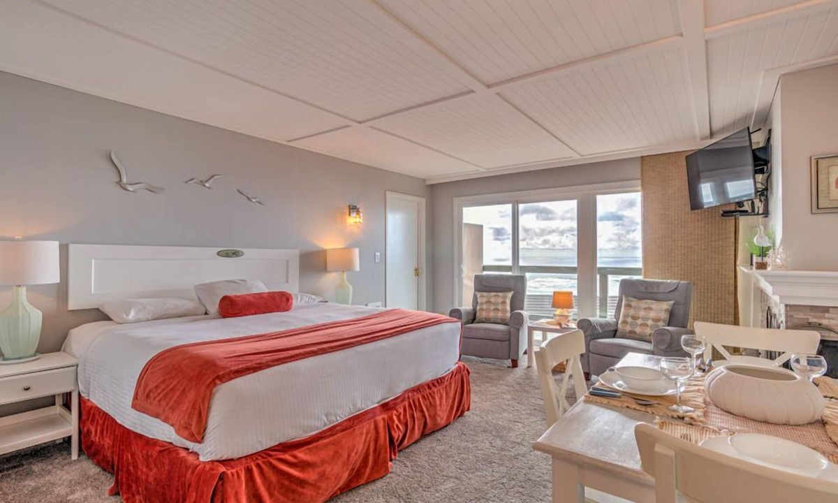 Otter Rock Apartment | Ocean View Studio with Full Kitchen and King Bed