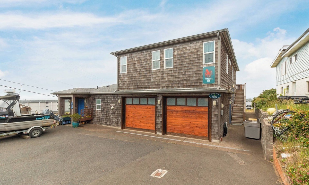 Newport House | Ocean-View, Upper-Level Guest House Near Nye Beach with a Hot Tub