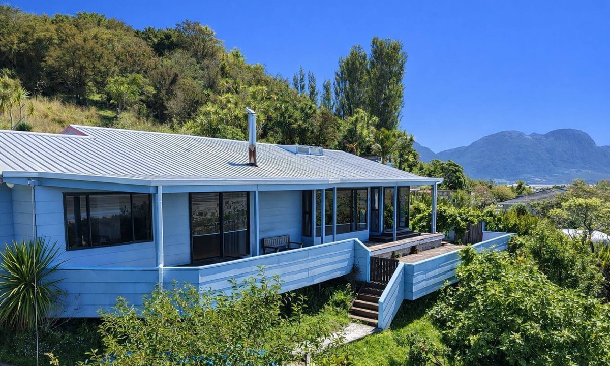 Collingwood House | Ocean Views Across the Beach in Collingwood