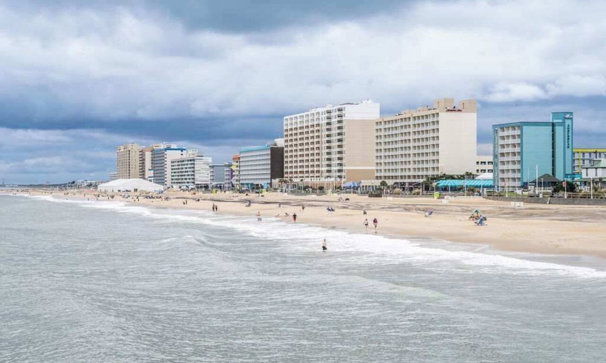 Northeast Virginia Beach Condo | Oceanfront 1BR | King Bed & Private Balcony