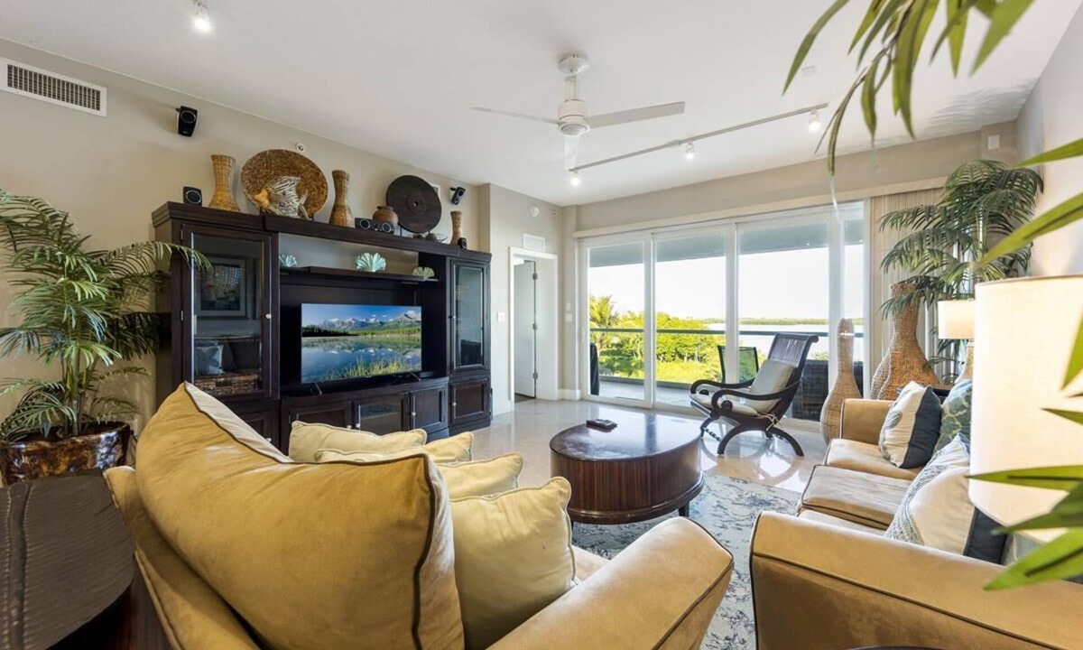 Rock Harbor Condo | Oceanfront 2BR/2.5BA Mariner's Club Villa 533 with Oasis Pool, Marina, Game Room & More