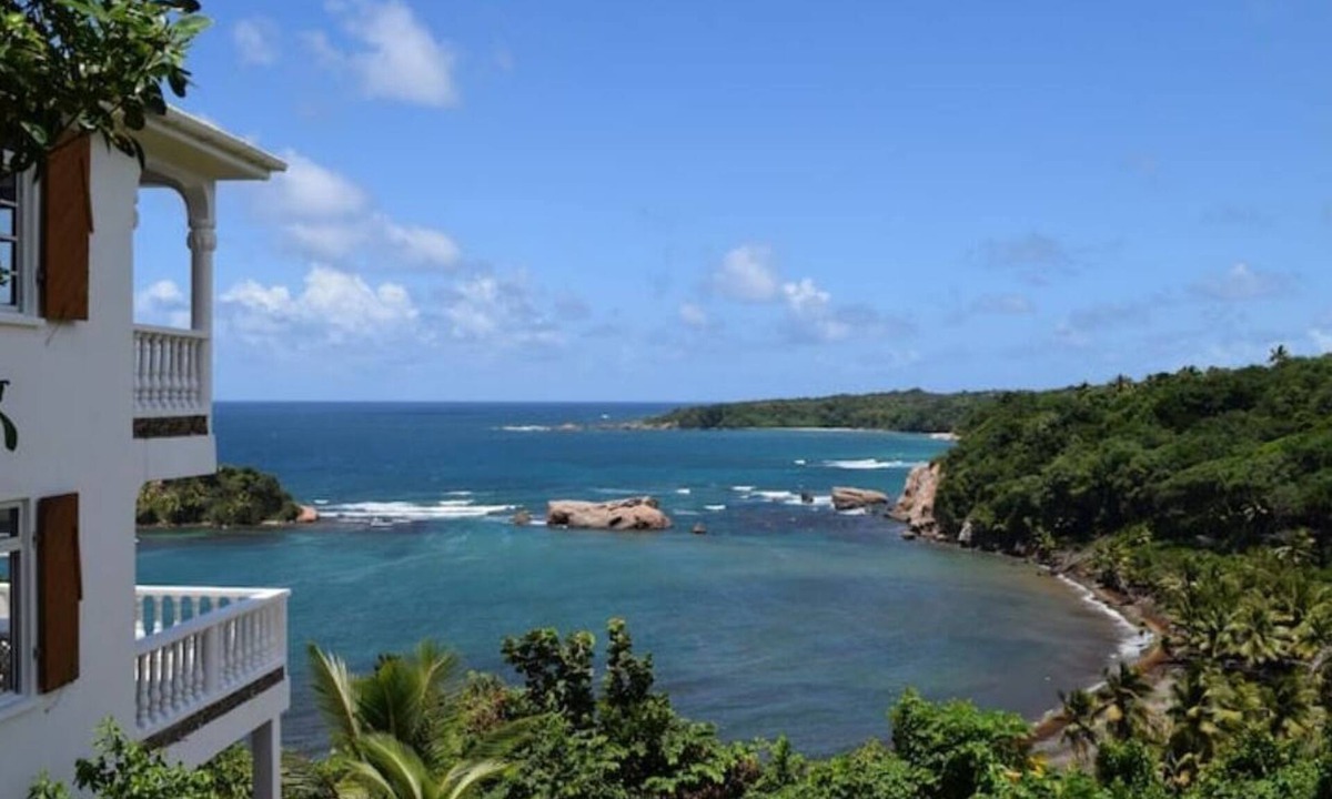 Calibishie Villa | Oceanfront 3-bedroom villa with spectacular view!