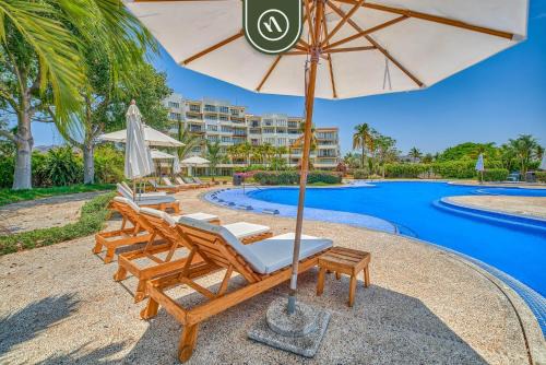 La Puntilla Apartment | Oceanfront 3BR Condo with Beach Club - Pool