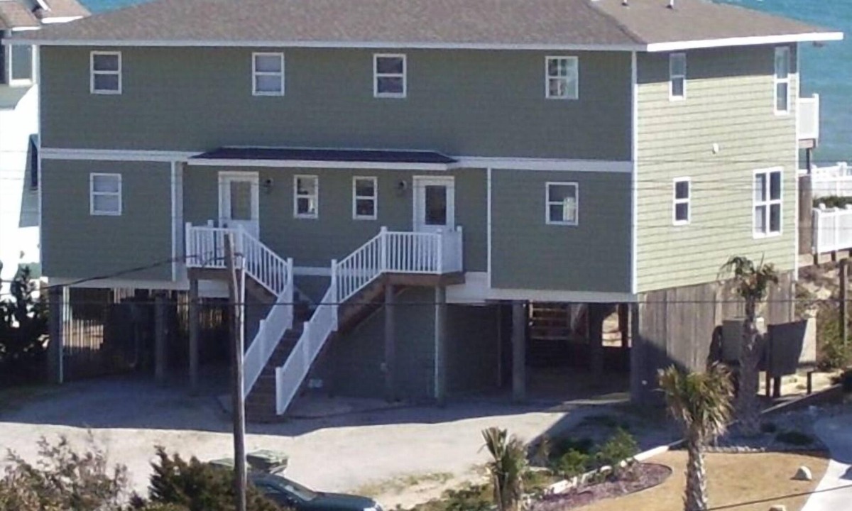 Emerald Isle House | OCEANFRONT - 8BR, SLEEPS 20, BEACH ACCESS, HOT TUB