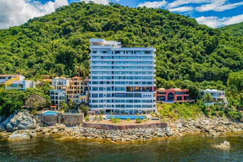 Mismaloya House | Oceanfront, 8th-floor condo with pool, pool spa & large balcony