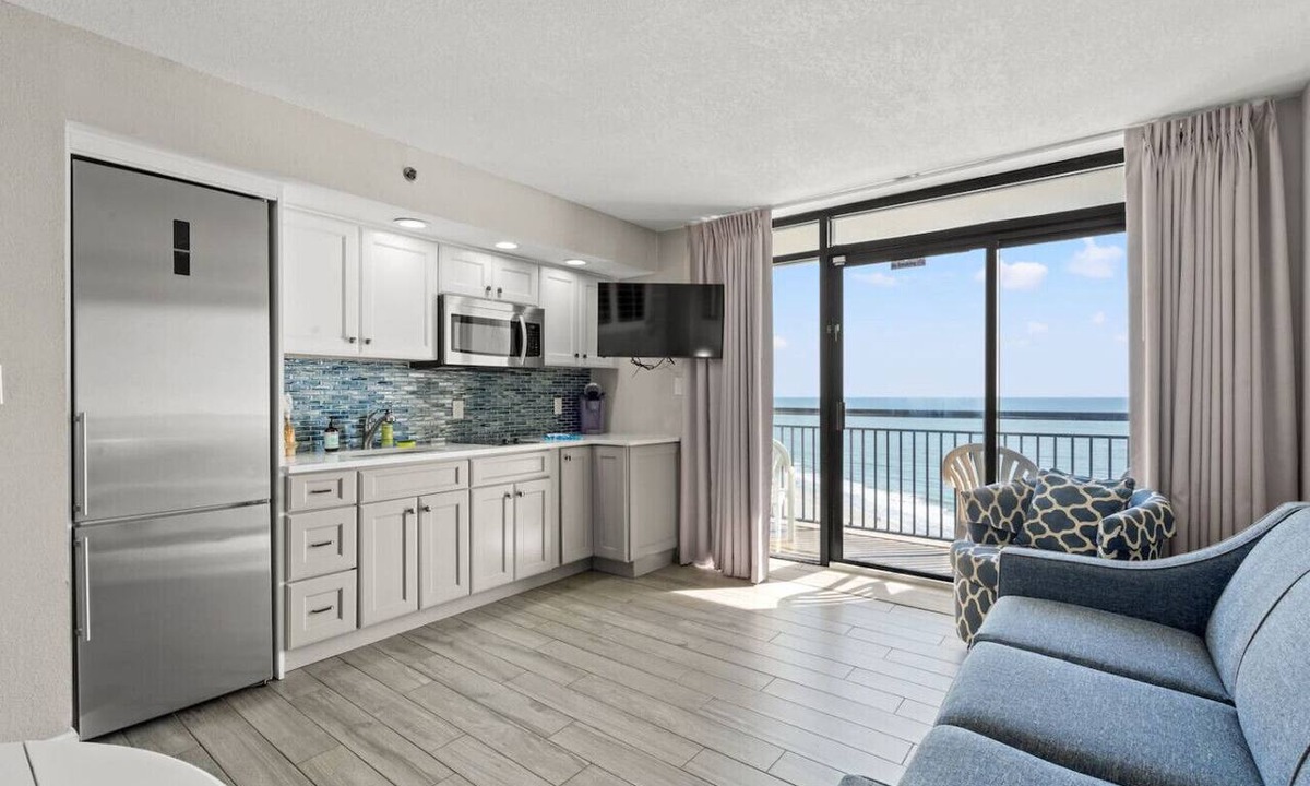 Windy Hill Condo | Oceanfront Balcony Condo with Pool and Hot Tub