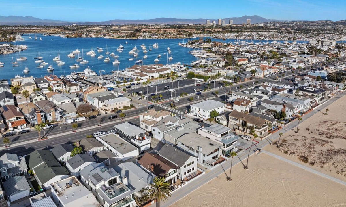 Balboa Peninsula Cottage | Oceanfront Beach Cottage in Newport Beach