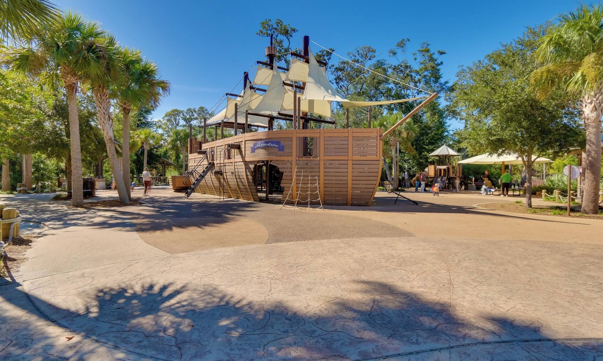 North Forest Beach Apartment | Oceanfront Breakers 137 Condo w/Sunrise Views!