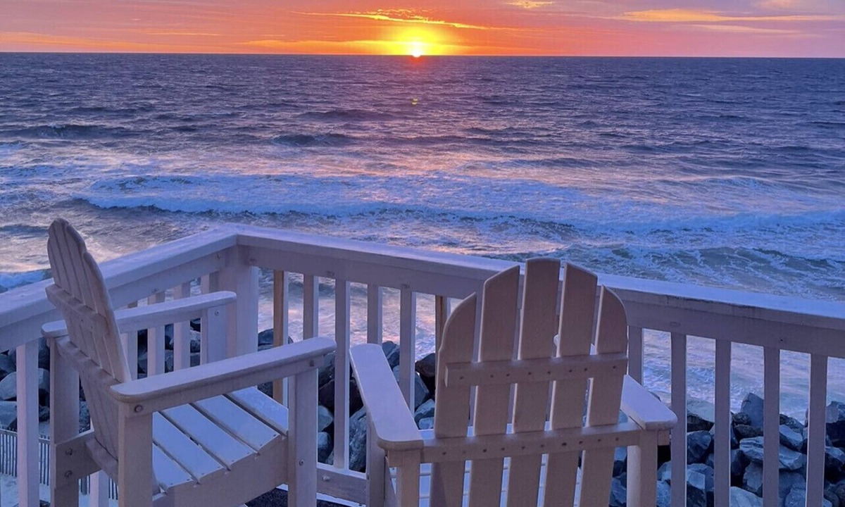 North Carolina Coast Condo | Oceanfront Carolina Beach condo, panoramic views and pool! Top floor sunrises!