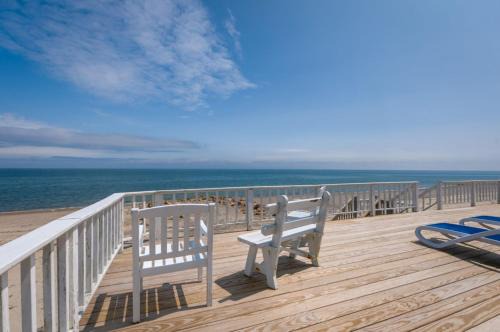 East Sandwich House | OCEANFRONT Classic beach cottage on Spring Hill Beach with great views and AC