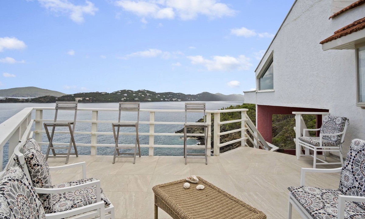 Estate Hull House | Oceanfront Cliffside Home! 4 Min Walk to the Beach