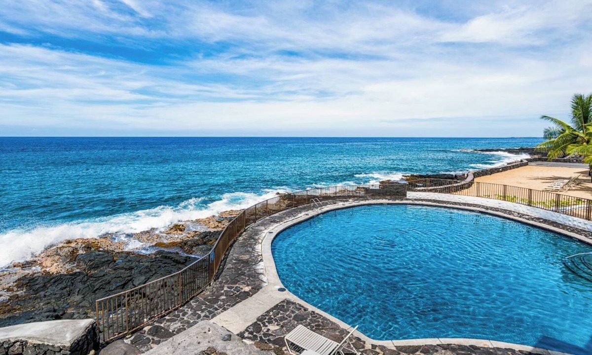 Kailua-Kona Condo | Oceanfront Complex - No Stairs - AC - Wifi - Vrkcv