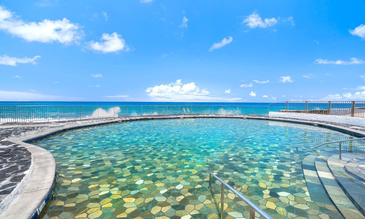 Kailua-Kona Condo | Oceanfront Complex - Updated Ground-floor Condo w/AC & 2 Pools - Vrkcv