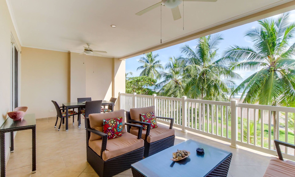 Barrio Los Villalobos Condo | Oceanfront condo with sweeping beach views, pool & private balcony