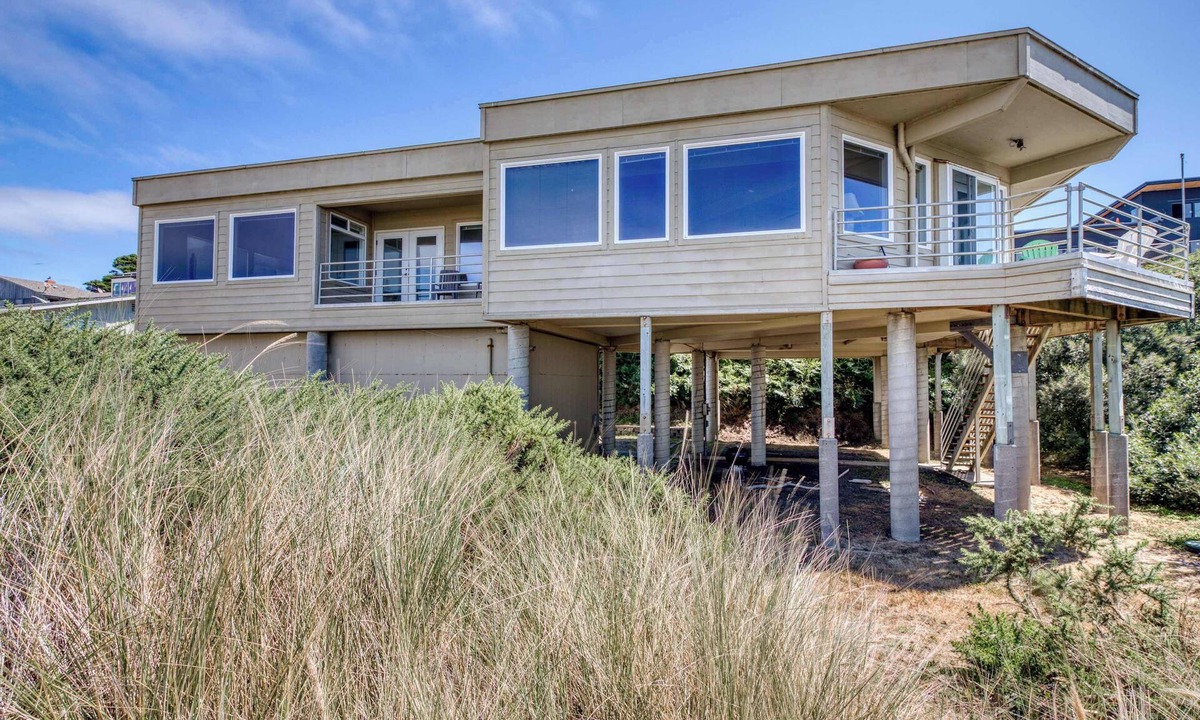 Bandon House | Oceanfront dog-friendly house w/deck overlooking the water