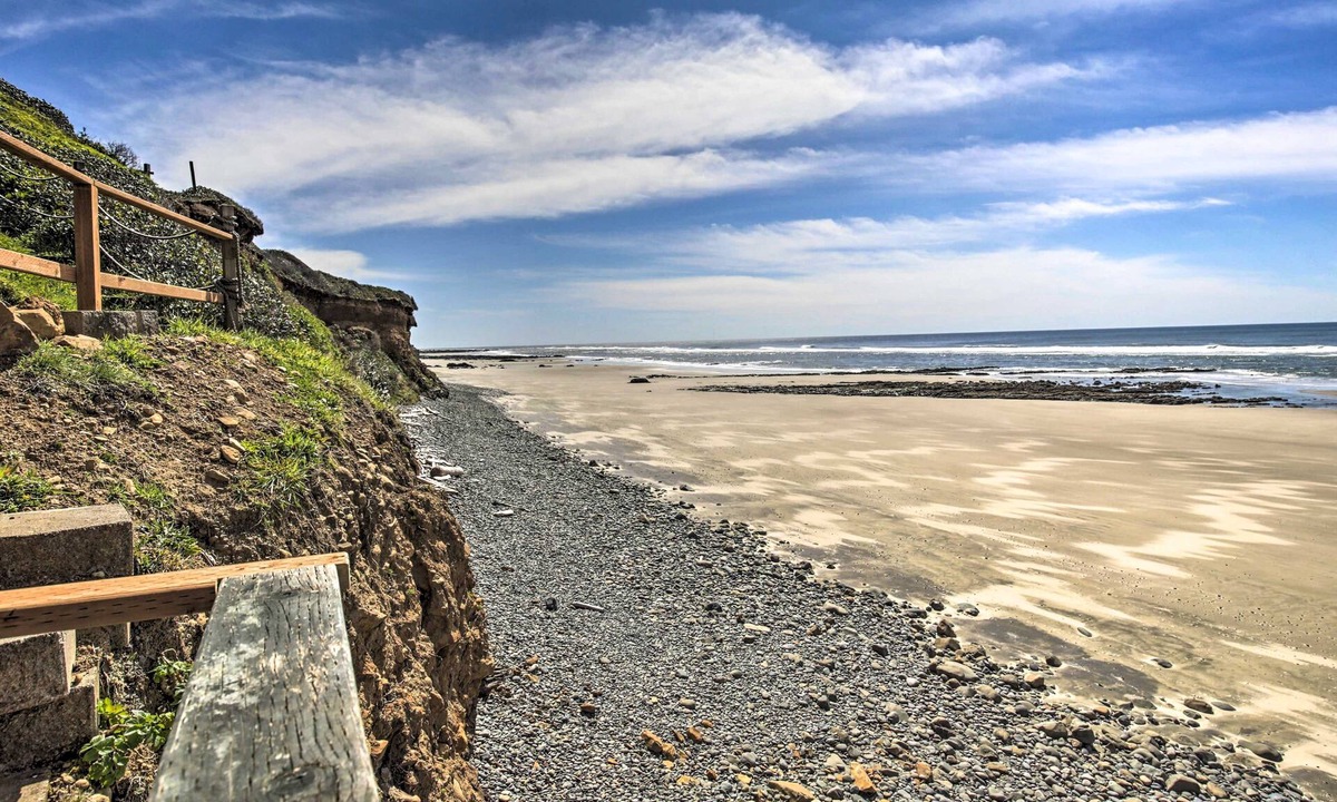 Yachats Cottage | Oceanfront, dog-friendly cottage with amazing view, porch & beach access