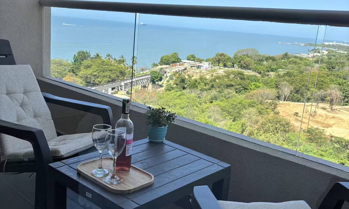 Papare Apartment | Oceanfront escape, pools, hot tubs & private beach and restaurant. Resort Vibe